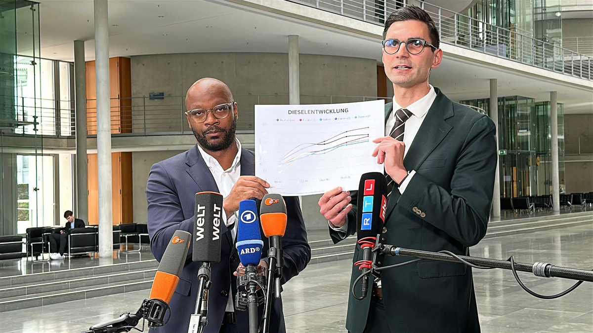 Die Chefs der Taskforce zu den Auswirkungen des Iran-Krieges, Armand Zorn (SPD, l.) und Sepp Müller (CDU), erläutern Maßnahmen zur Entlastung der Bürger, sollte der Krieg noch lange andauern.  - Foto: Jörg Ratzsch/dpa