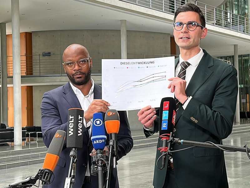 Die Chefs der Taskforce zu den Auswirkungen des Iran-Krieges, Armand Zorn (SPD, l.) und Sepp Müller (CDU), erläutern Maßnahmen zur Entlastung der Bürger, sollte der Krieg noch lange andauern. - Foto: Jörg Ratzsch/dpa