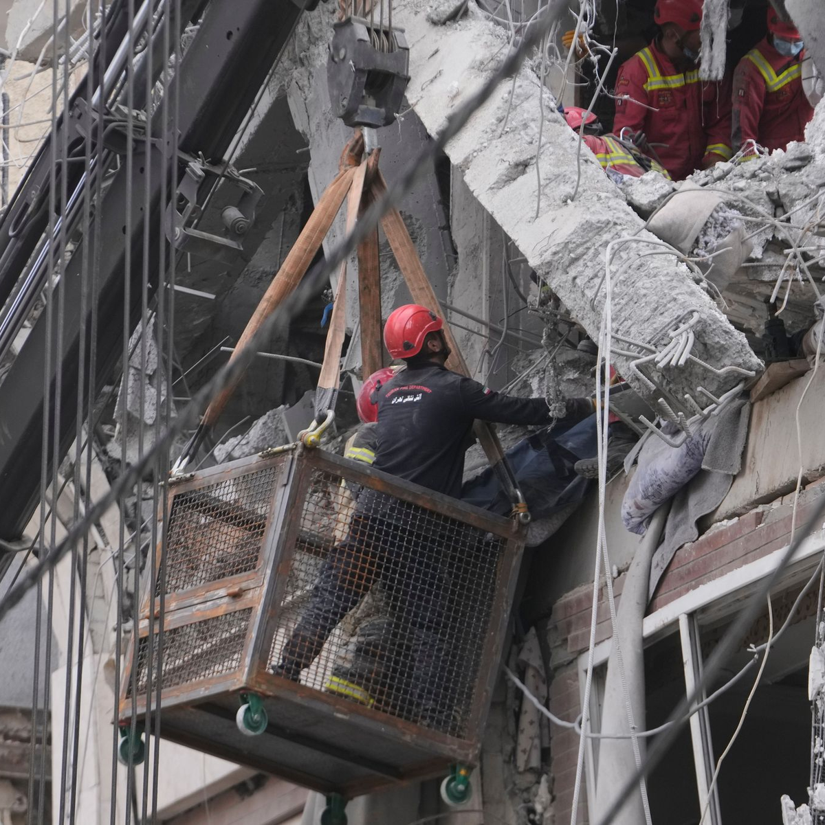 Die Angriffe der USA und Israels auf den Iran dauern an. - Foto: Vahid Salemi/AP/dpa