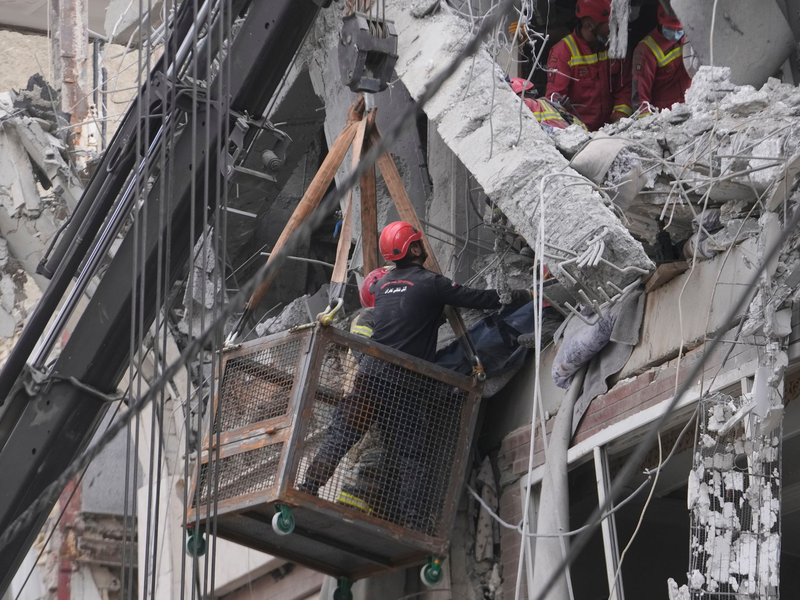 Die Angriffe der USA und Israels auf den Iran dauern an. - Foto: Vahid Salemi/AP/dpa