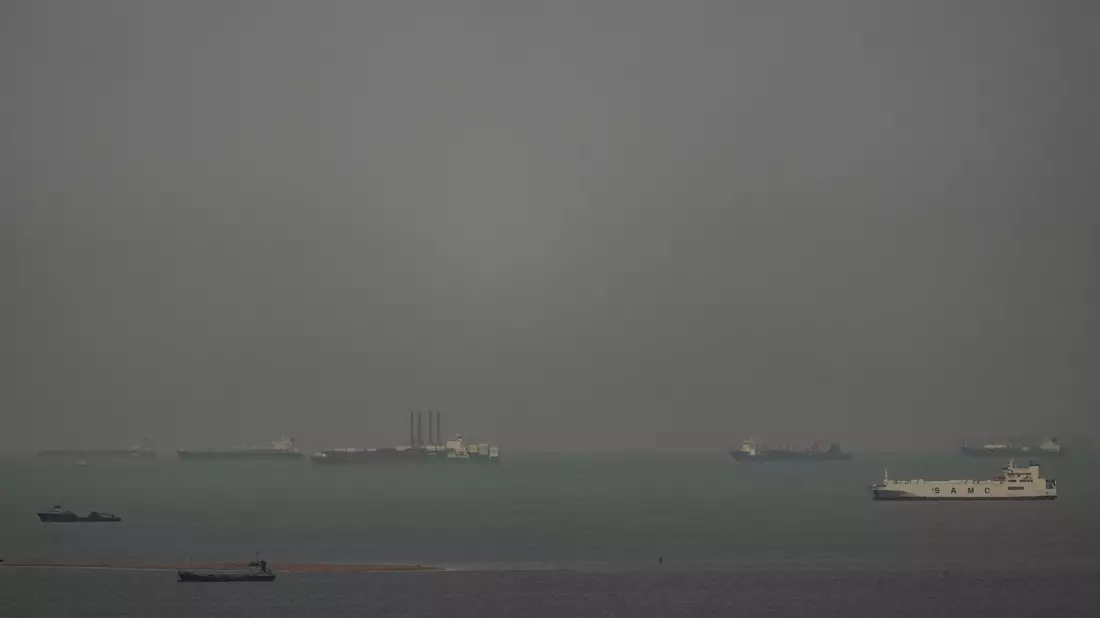 Die Schifffahrt wird durch den Iran-Krieg weiterhin massiv behindert. - Bild: Uncredited/AP/dpa
