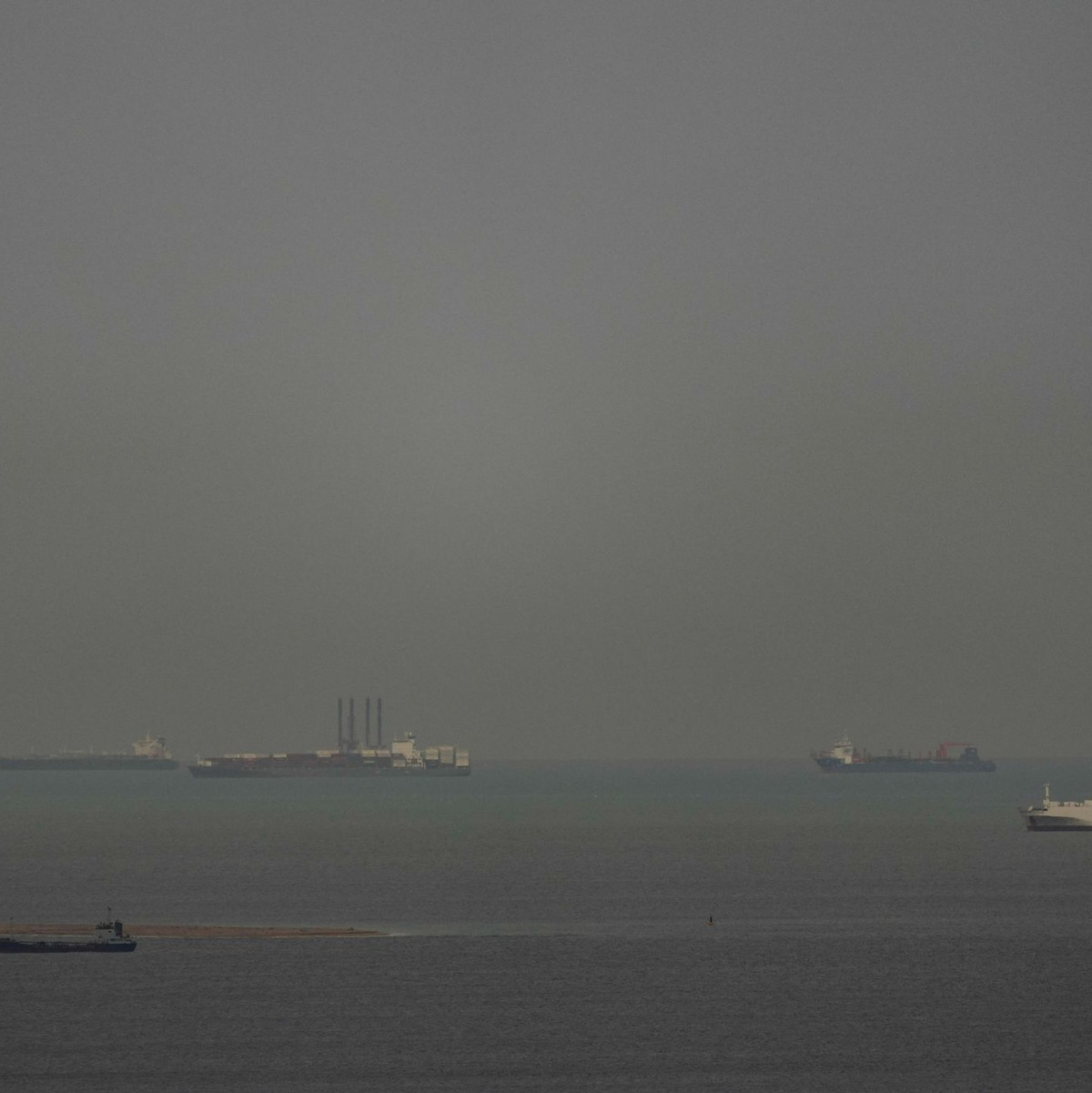 Die Schifffahrt wird durch den Iran-Krieg weiterhin massiv behindert. - Foto: Uncredited/AP/dpa