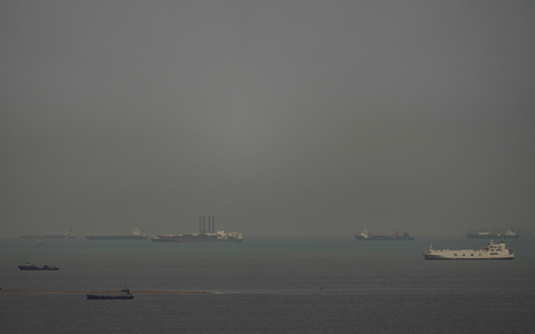 Die Schifffahrt wird durch den Iran-Krieg weiterhin massiv behindert. - Foto: Uncredited/AP/dpa