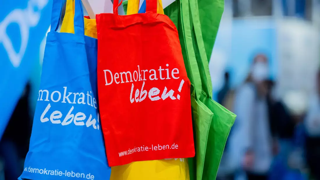 Das Programm «Demokratie leben!» soll bisher zivilgesellschaftliches Engagement für ein demokratisches Miteinander fördern. (Symbolbild) - Bild: Rolf Vennenbernd/dpa