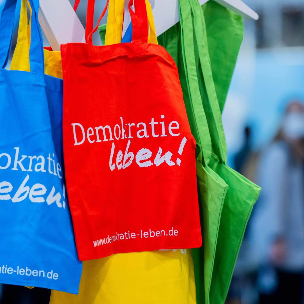 Das Programm «Demokratie leben!» soll bisher zivilgesellschaftliches Engagement für ein demokratisches Miteinander fördern. (Symbolbild) - Foto: Rolf Vennenbernd/dpa