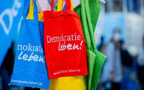 Das Programm «Demokratie leben!» soll bisher zivilgesellschaftliches Engagement für ein demokratisches Miteinander fördern. (Symbolbild) - Foto: Rolf Vennenbernd/dpa