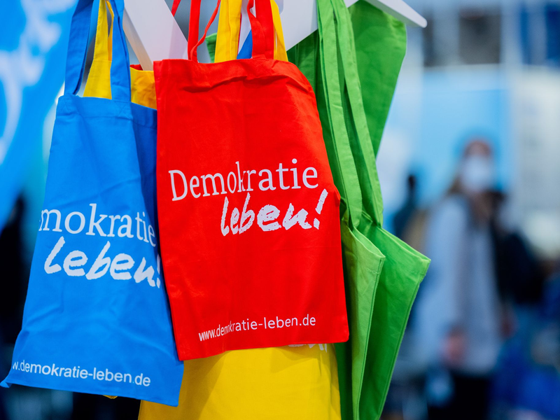 Das Programm «Demokratie leben!» soll bisher zivilgesellschaftliches Engagement für ein demokratisches Miteinander fördern. (Symbolbild) - Foto: Rolf Vennenbernd/dpa