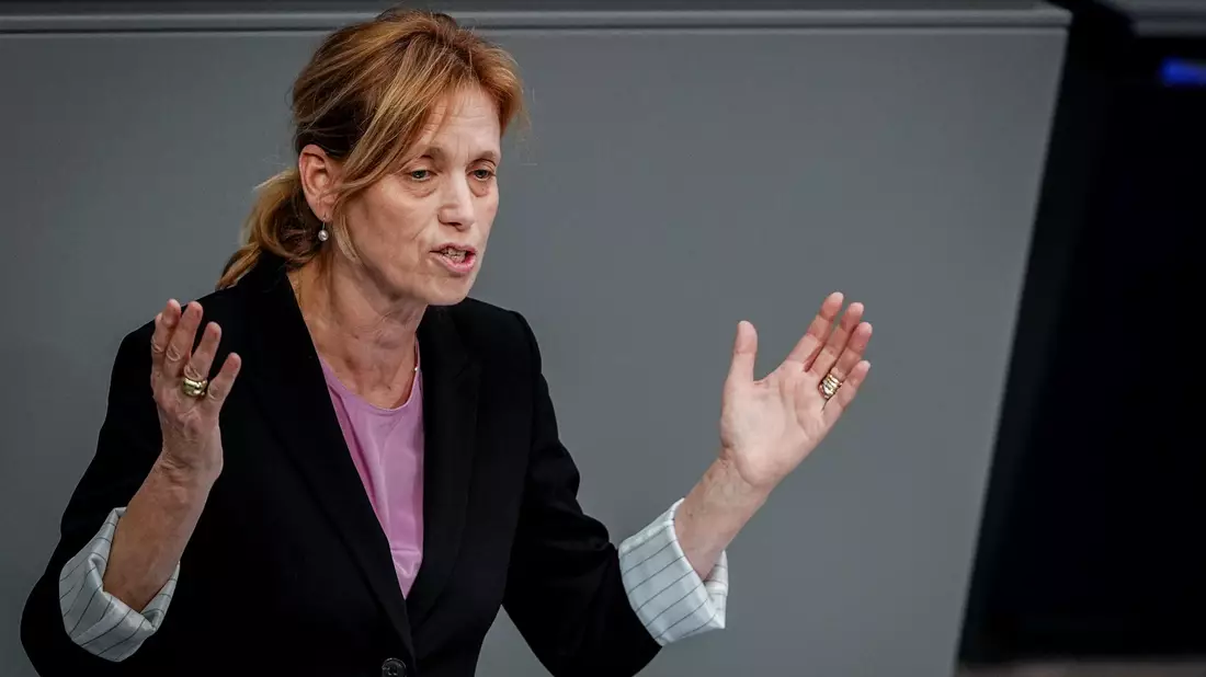 Familienministerin Karin Prien will das Programm «Demokratie leben!» neu ausrichten. (Archivbild) - Bild: Kay Nietfeld/dpa