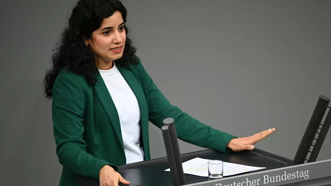 Die Grünen-Politikerin Misbah Khan sieht einen parteipolitischen Zusammenhang. (Archivbild) - Bild: Niklas Graeber/dpa