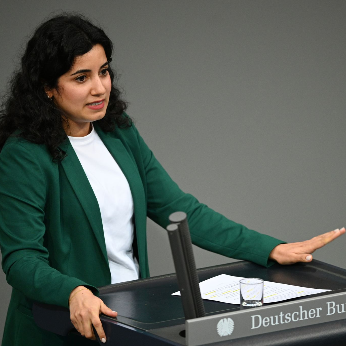 Die Grünen-Politikerin Misbah Khan sieht einen parteipolitischen Zusammenhang. (Archivbild) - Foto: Niklas Graeber/dpa