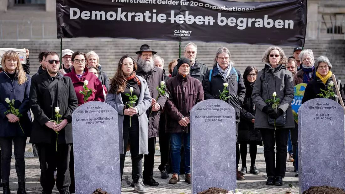 Eine Demonstration am Bundestag wandte sich gegen Einschnitte bei «Demokratie leben!». - Bild: Kay Nietfeld/dpa