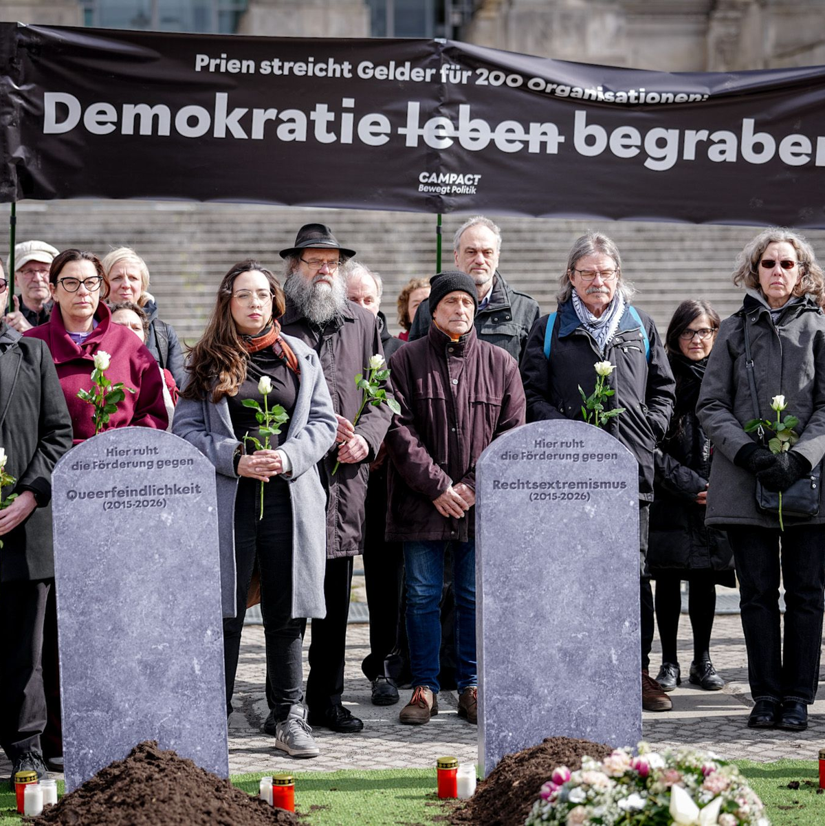 Eine Demonstration am Bundestag wandte sich gegen Einschnitte bei «Demokratie leben!». - Foto: Kay Nietfeld/dpa