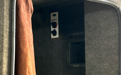 HZA-DD: Dresden: Zoll findet fast 50.000 Zigaretten im Reisebus Erneut schwer zugängliches Versteck genutzt - Foto: presseportal.de