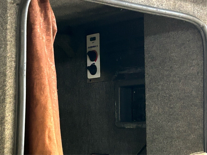 HZA-DD: Dresden: Zoll findet fast 50.000 Zigaretten im Reisebus Erneut schwer zugängliches Versteck genutzt - Foto: presseportal.de