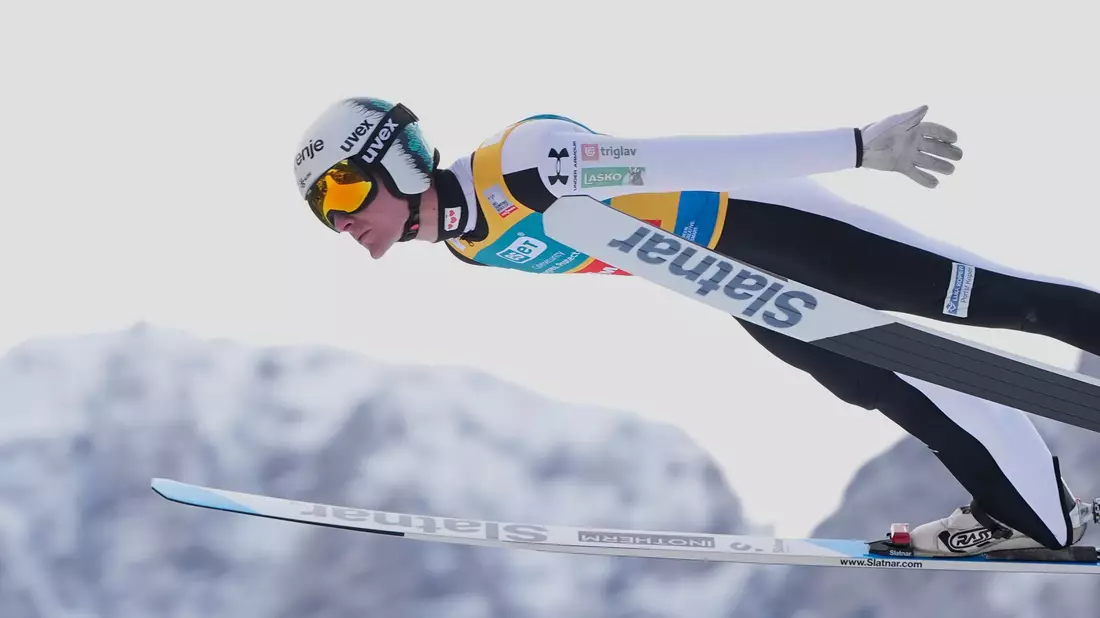 Domen Prevc ist in dieser Saison der mit Abstand beste Springer. - Bild: Darko Bandic/AP/dpa
