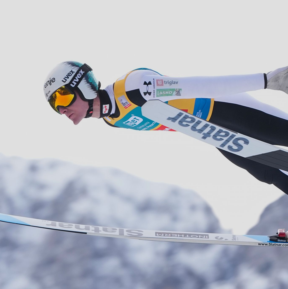 Domen Prevc ist in dieser Saison der mit Abstand beste Springer. - Foto: Darko Bandic/AP/dpa