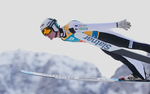 Domen Prevc ist in dieser Saison der mit Abstand beste Springer. - Foto: Darko Bandic/AP/dpa