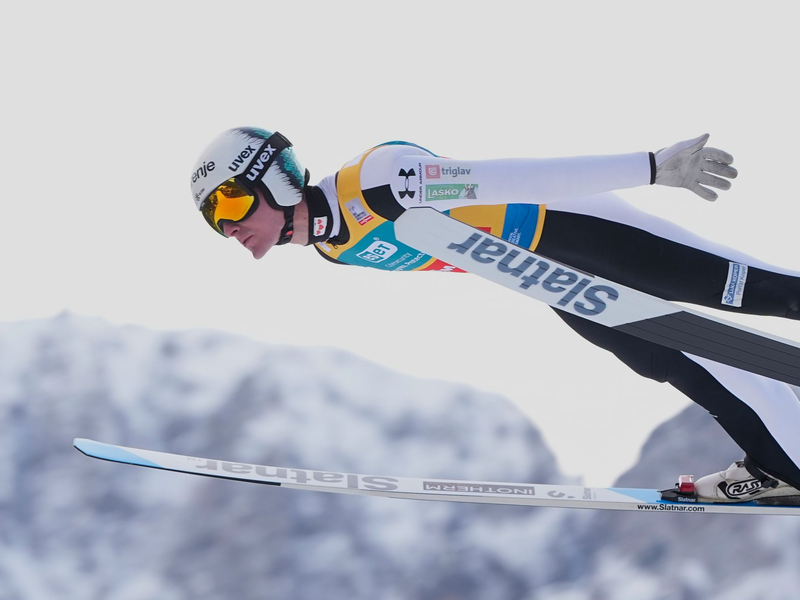 Domen Prevc ist in dieser Saison der mit Abstand beste Springer. - Foto: Darko Bandic/AP/dpa