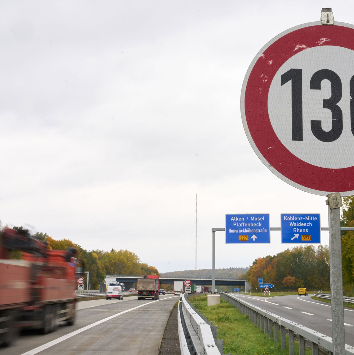 Wäre auch eine Möglichkeit, um Spritkosten zu sparen: ein Tempolimit. - Foto: Thomas Frey/dpa