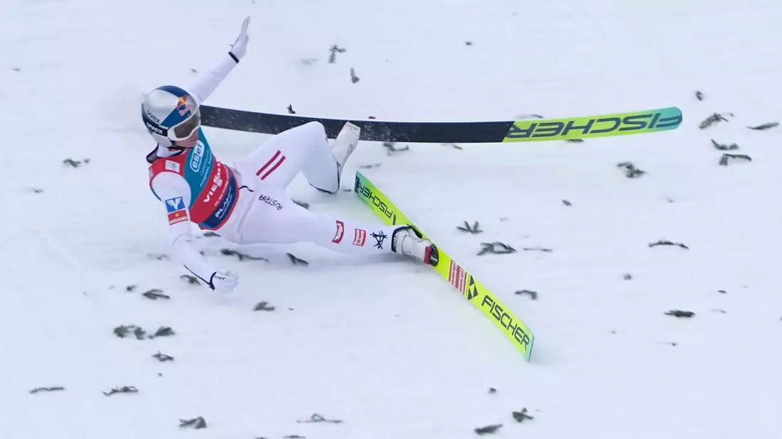 Der Österreicher Stephan Embacher stürzte nach seinem Sprung auf 240 Meter. - Bild: Darko Bandic/AP/dpa