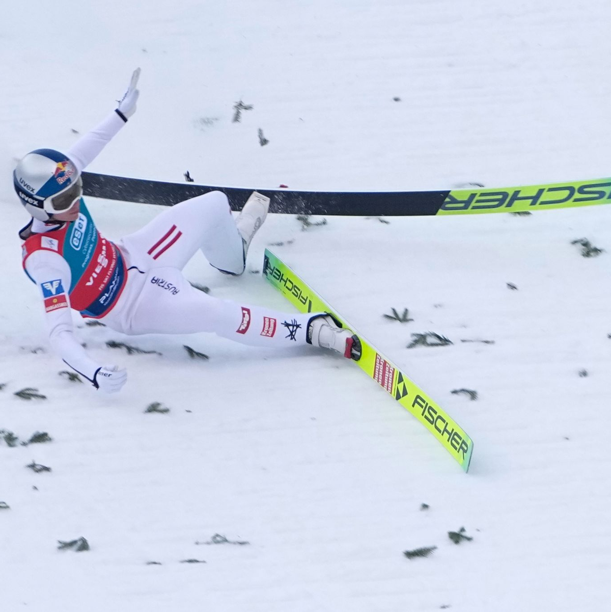 Der Österreicher Stephan Embacher stürzte nach seinem Sprung auf 240 Meter. - Foto: Darko Bandic/AP/dpa