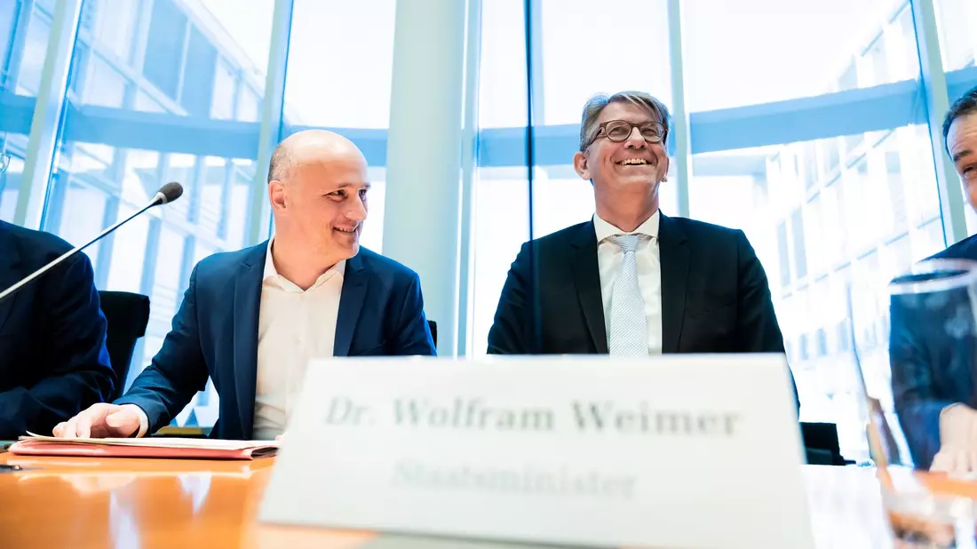 Der Grüne Sven Lehmann hat den Kulturstaatsminister schon mehrfach in den Kulturausschuss geladen, um Bericht zu erstatten. (Archivbild)  - Bild: Christoph Soeder/dpa
