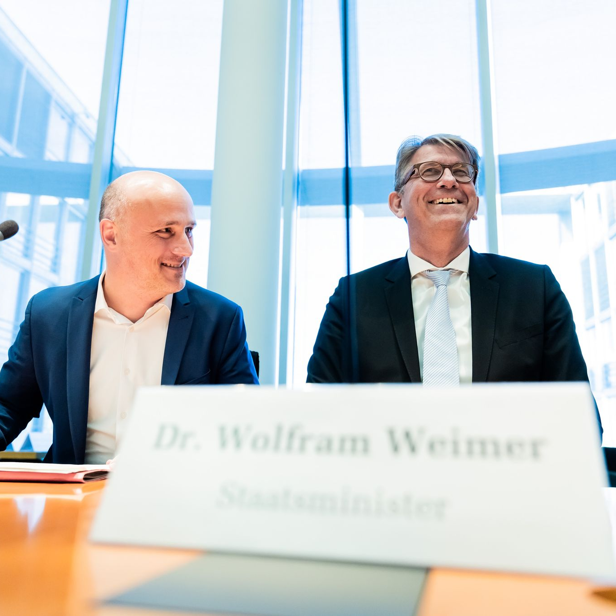 Der Grüne Sven Lehmann hat den Kulturstaatsminister schon mehrfach in den Kulturausschuss geladen, um Bericht zu erstatten. (Archivbild)  - Foto: Christoph Soeder/dpa