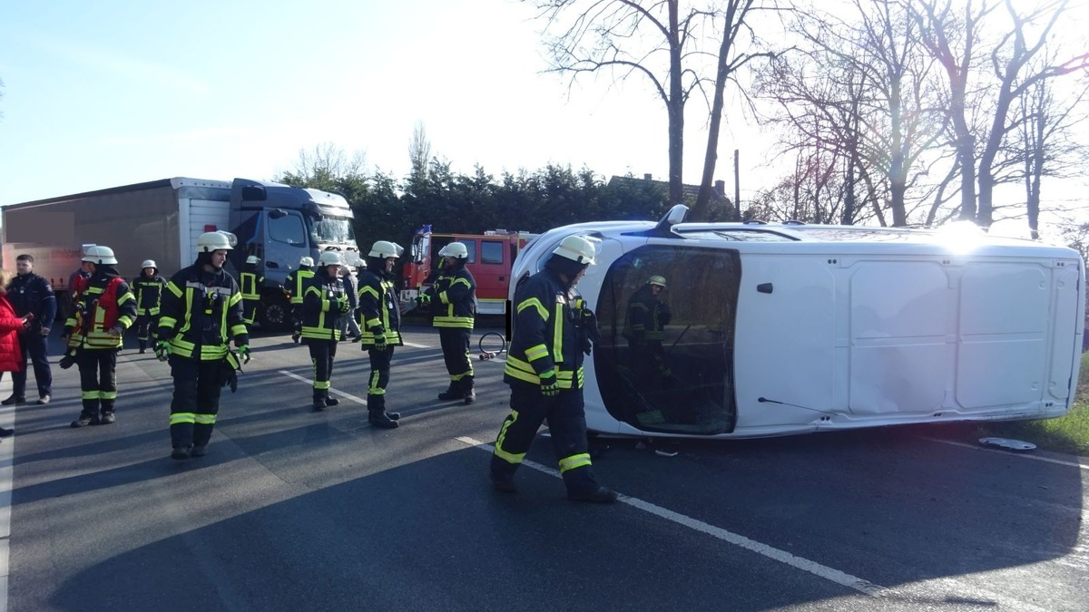 FW Sonsbeck: Verkehrsunfall zwischen Kleintransporter und LKW - Foto: presseportal.de