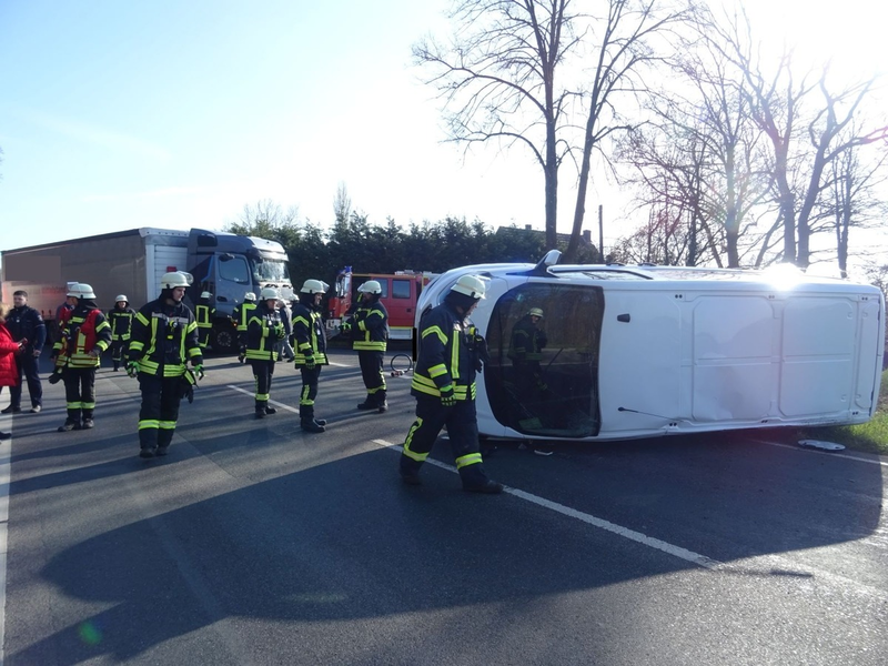 FW Sonsbeck: Verkehrsunfall zwischen Kleintransporter und LKW - Foto: presseportal.de
