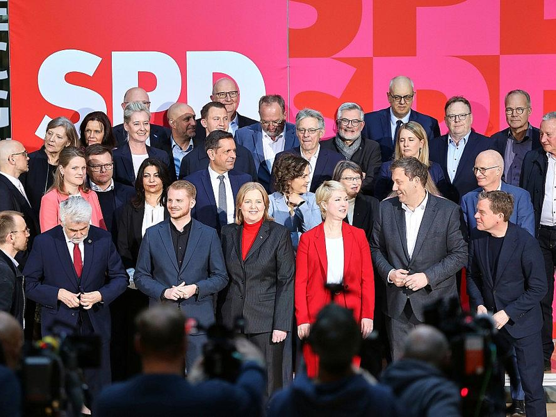 Gruppenbild nach SPD-Krisensitzung am 27.03.2026 - Foto: via dts Nachrichtenagentur
