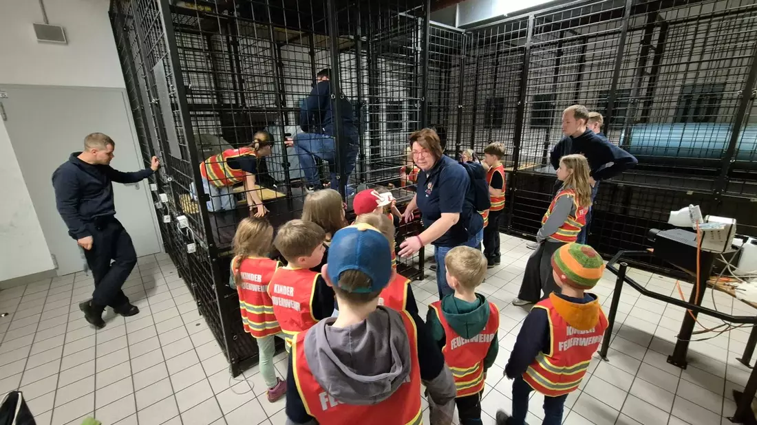 FW-OE: Was für ein cooles Event - Begeisterung bei den LöschKids Heinsberg beim Besuch der Berufsfeuerwehr Siegen - Bild: presseportal.de