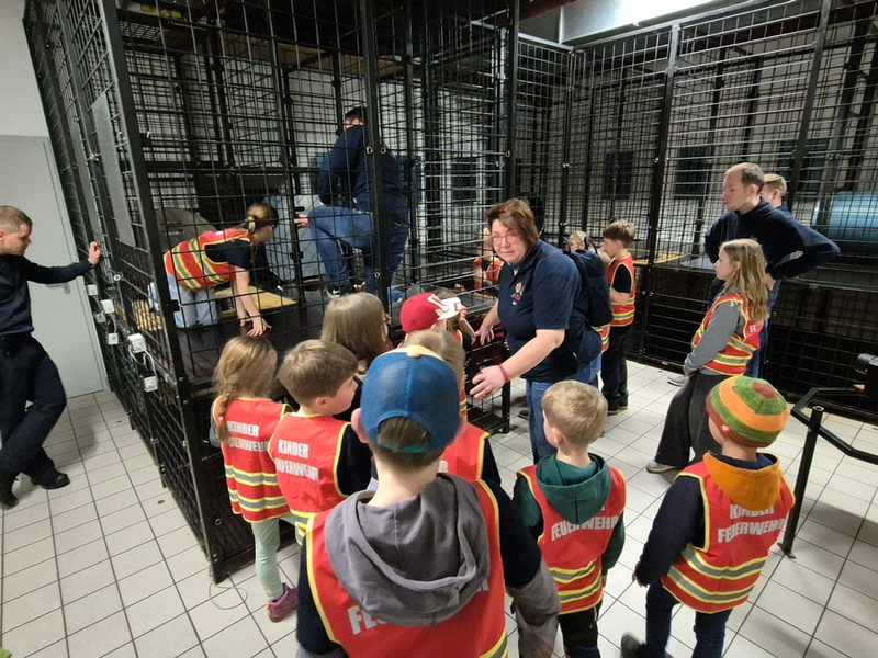 FW-OE: Was für ein cooles Event - Begeisterung bei den LöschKids Heinsberg beim Besuch der Berufsfeuerwehr Siegen - Foto: presseportal.de