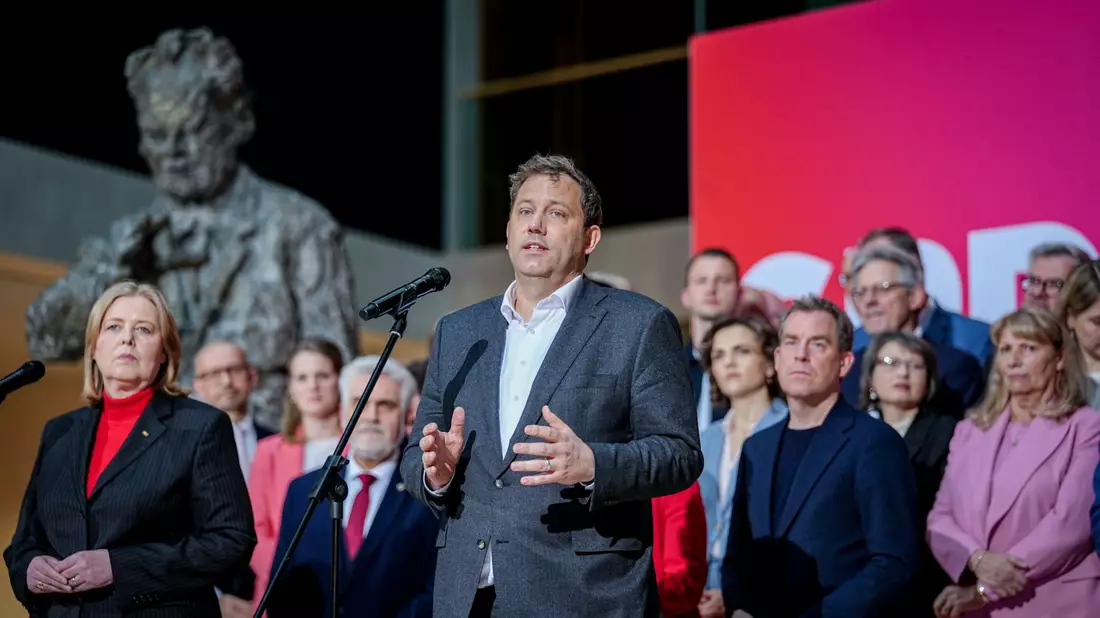 Klingbeil versammelt seine Truppen hinter sich.  - Bild: Kay Nietfeld/dpa