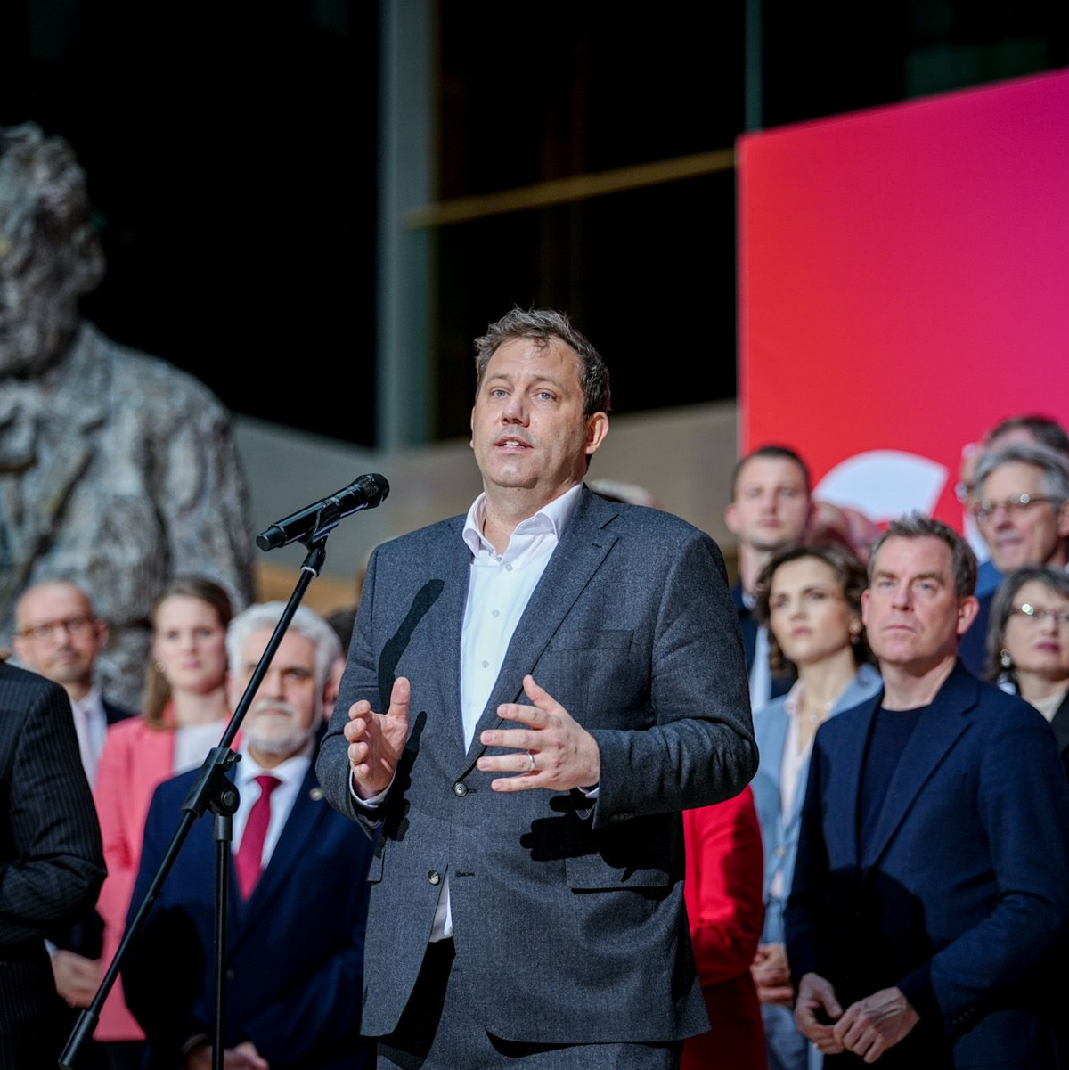 Klingbeil versammelt seine Truppen hinter sich.  - Foto: Kay Nietfeld/dpa