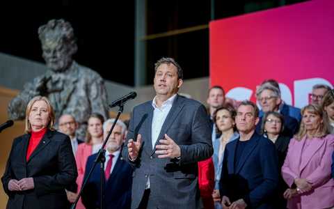 Klingbeil versammelt seine Truppen hinter sich.  - Foto: Kay Nietfeld/dpa