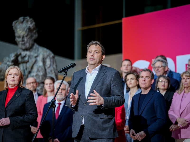 Klingbeil versammelt seine Truppen hinter sich.  - Foto: Kay Nietfeld/dpa