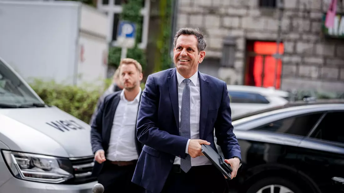 Niedersachsens Ministerpräsident Olaf Lies (SPD) hält aktuell nichts von Personaldebatten. - Bild: Kay Nietfeld/dpa
