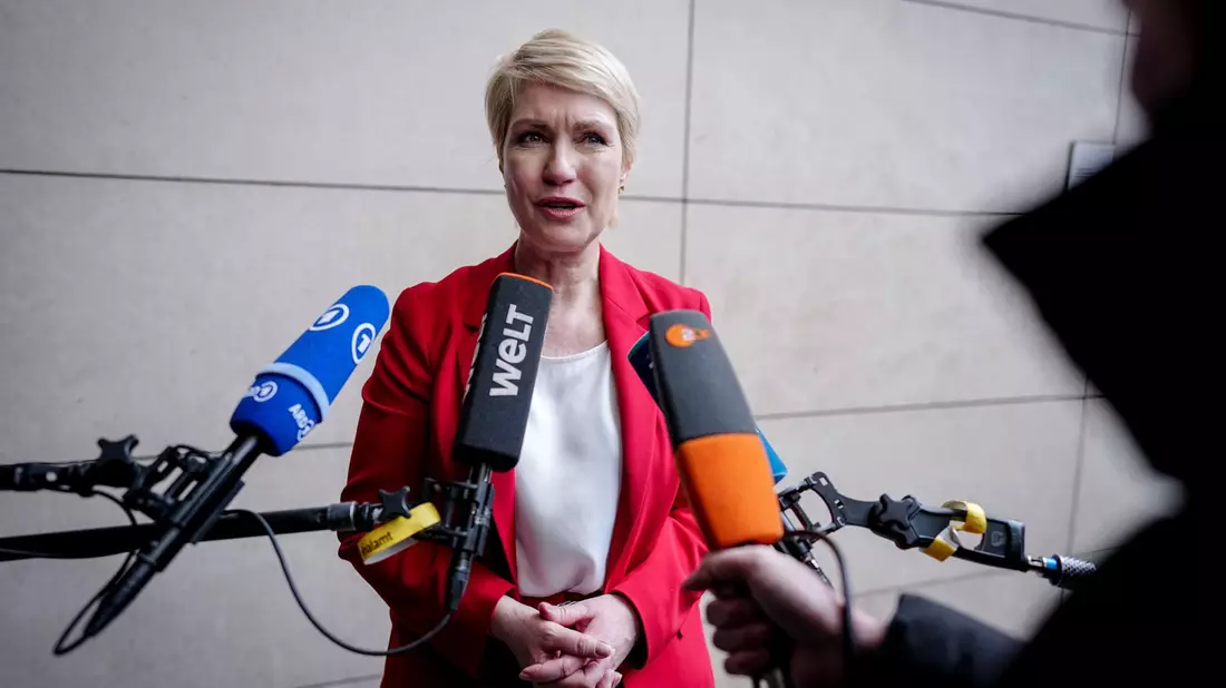 Auch Mecklenburg-Vorpommerns SPD-Regierungschefin Manuela Schwesig will eine Wahl gewinnen.  - Bild: Kay Nietfeld/dpa