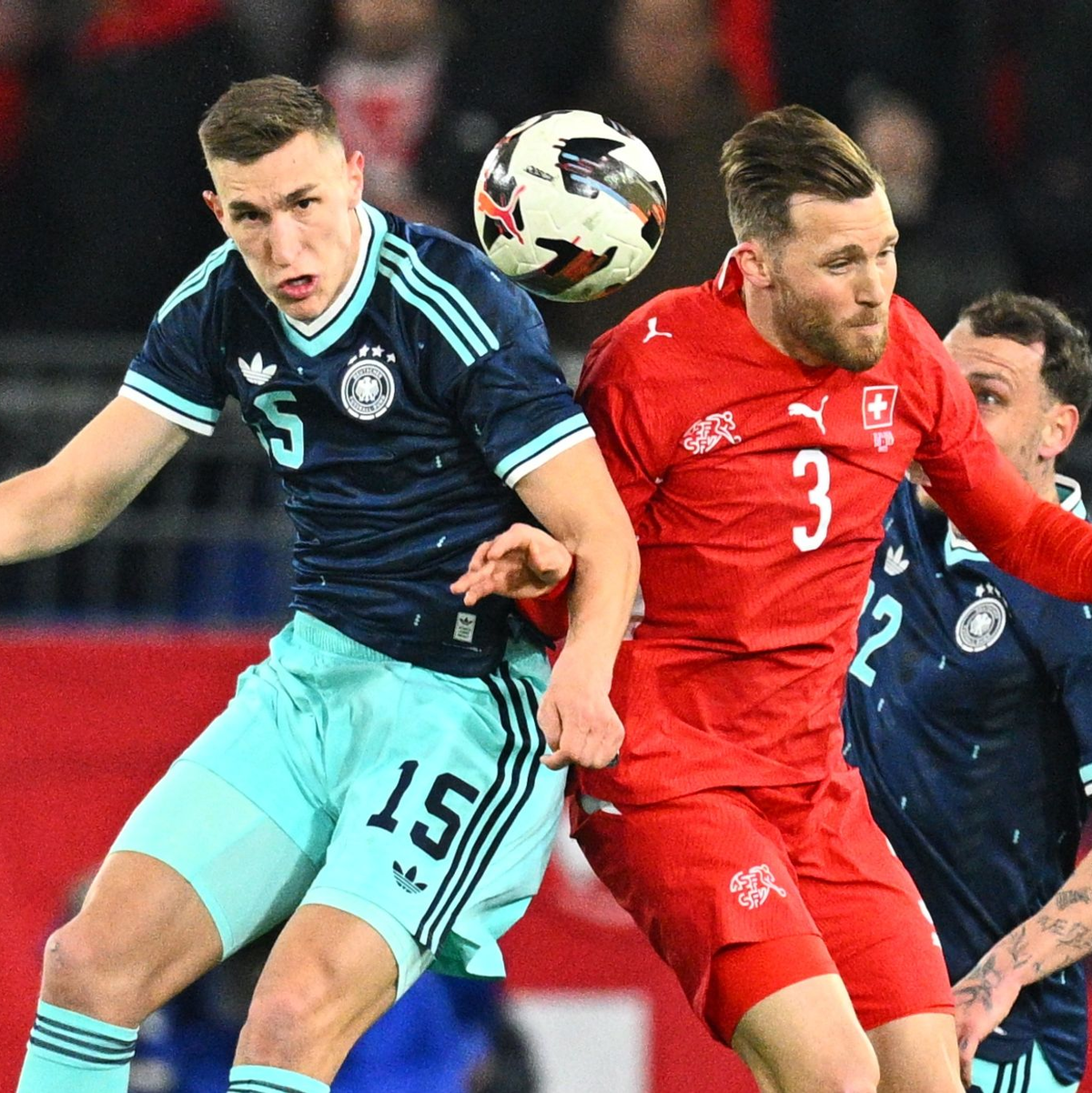 Erwischte keinen guten Abend: Nico Schlotterbeck (l.) - Foto: Tom Weller/dpa