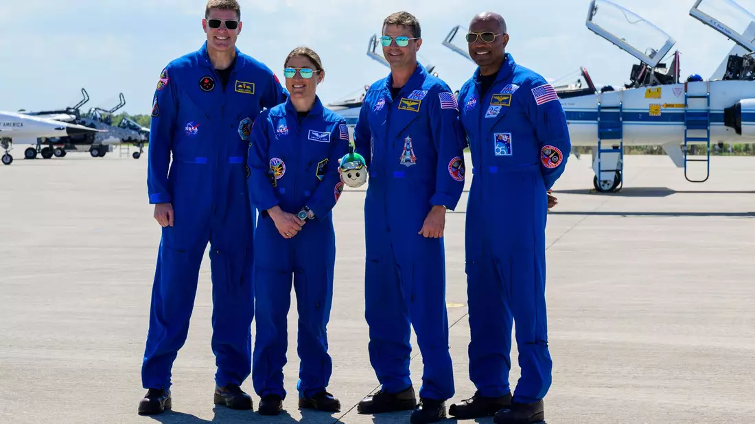 Die Crew ist am Weltraumbahnhof angekommen.  - Bild: Jennifer Briggs/ZUMA Press Wire/dpa