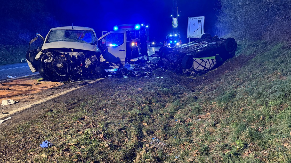 FW VG Westerburg: Verkehrsunfall bei Westerburg fordert zwei Menschenleben - eine Person schwerstverletzt - Foto: presseportal.de