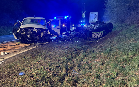 FW VG Westerburg: Verkehrsunfall bei Westerburg fordert zwei Menschenleben - eine Person schwerstverletzt - Foto: presseportal.de