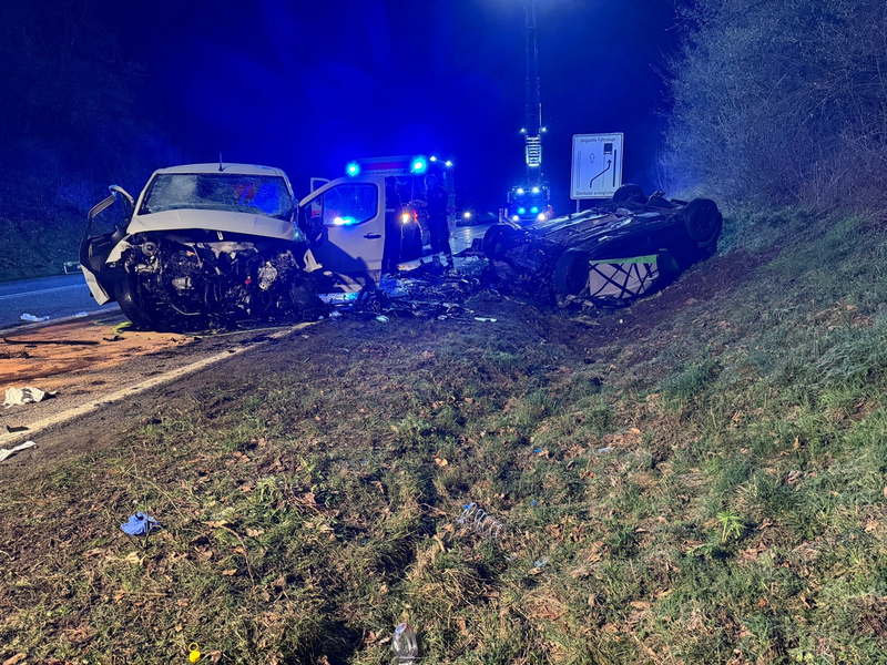 FW VG Westerburg: Verkehrsunfall bei Westerburg fordert zwei Menschenleben - eine Person schwerstverletzt - Foto: presseportal.de