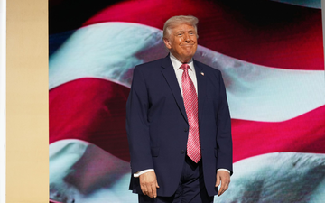 Trump nennt die Straße von Hormus «Straße von Trump».  - Foto: Mark Schiefelbein/AP/dpa