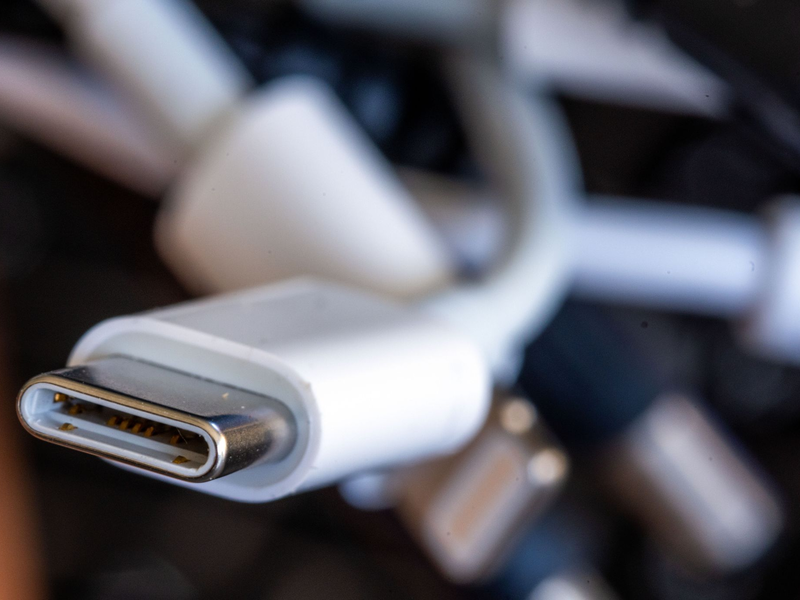 Laptops müssen den USB-C-Anschluss haben. (Archivbild) - Foto: Jens Büttner/dpa