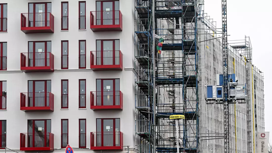 Insbesondere in Ballungsgebieten und Großstädten finden Beschäftigte immer schwerer eine Wohnung. (Symbolbild) - Bild: Jens Kalaene/dpa