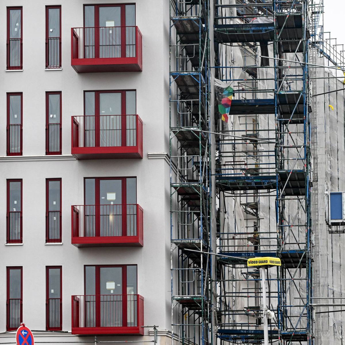Insbesondere in Ballungsgebieten und Großstädten finden Beschäftigte immer schwerer eine Wohnung. (Symbolbild) - Foto: Jens Kalaene/dpa