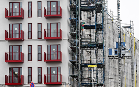 Insbesondere in Ballungsgebieten und Großstädten finden Beschäftigte immer schwerer eine Wohnung. (Symbolbild) - Foto: Jens Kalaene/dpa