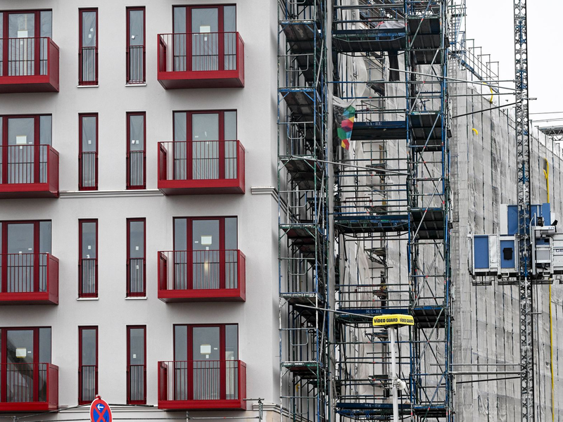 Insbesondere in Ballungsgebieten und Großstädten finden Beschäftigte immer schwerer eine Wohnung. (Symbolbild) - Foto: Jens Kalaene/dpa