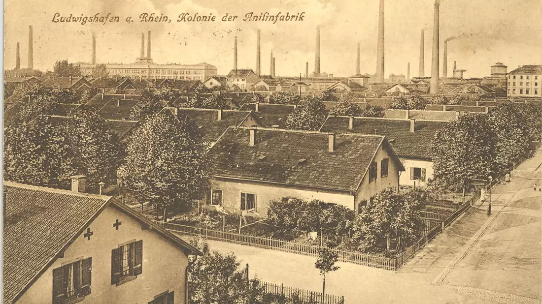 Historische Aufnahme von BASF-Werkswohnungen in Ludwigshafen: Der Konzern will nun 4.400 Wohnungen verkaufen. - Bild: -/BASF/dpa